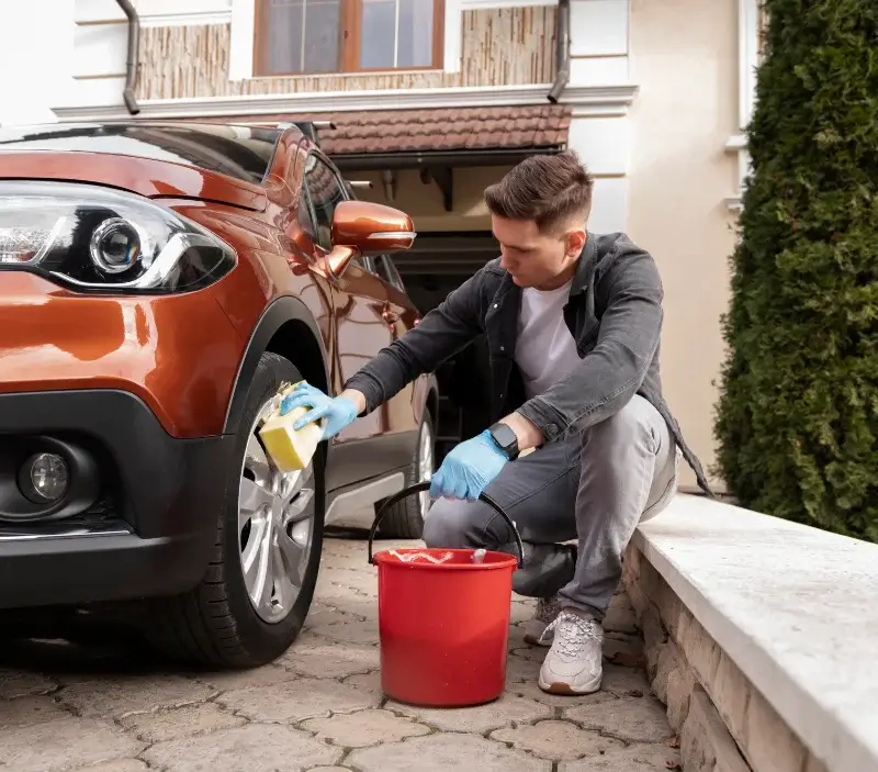 Lavage auto à domicile Le Mesnil-Amelot : professionnel intervenant sur un véhicule